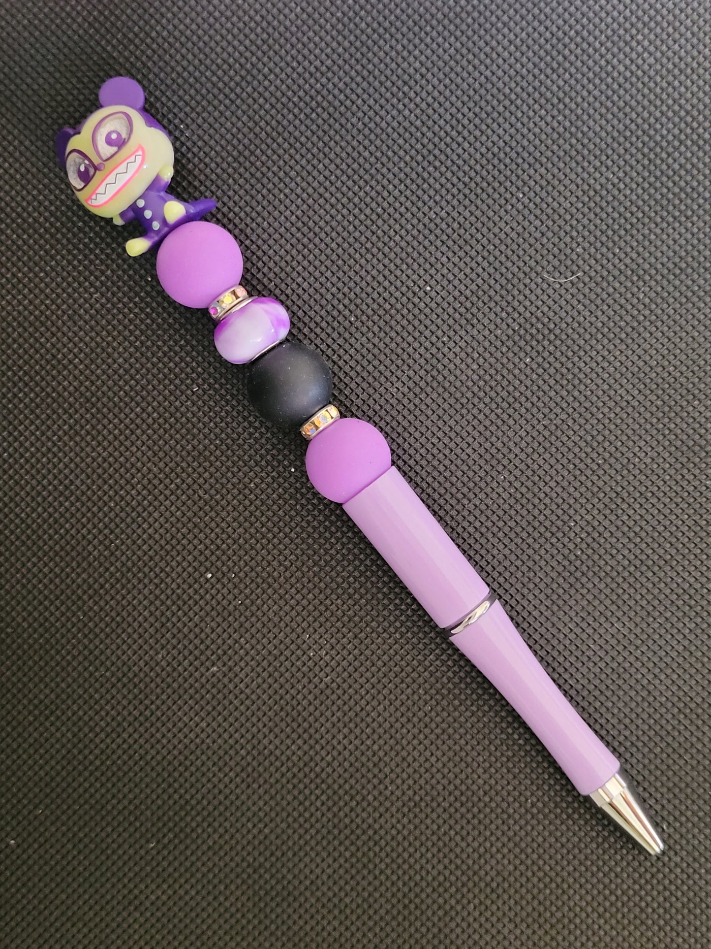Doorables glow in the dark vampire toy (nbc) beaded writing pen